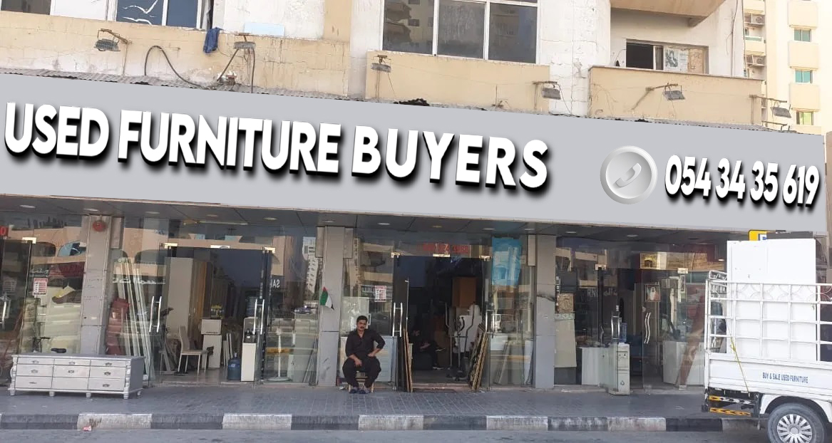 تحميل كنبة مستعملة بعد تنظيفها في محل اثاث مستعمل بدبي